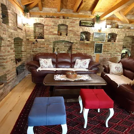 Green Hills Apartment *